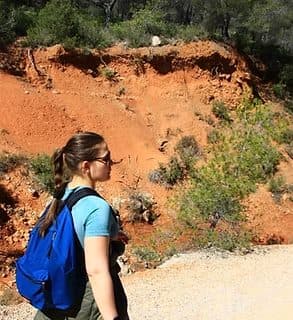 Zoé en randonnée dans la nature