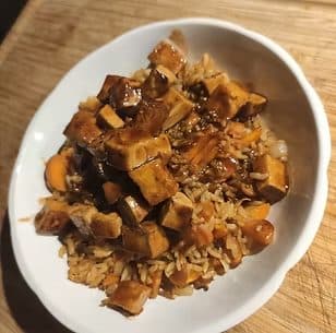 Bol de riz au tofu — cuisine saine et savoureuse